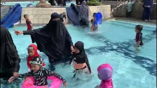 Belajar berenang. Belajar meluncur di kolam renang bersama Ustadzah Tika