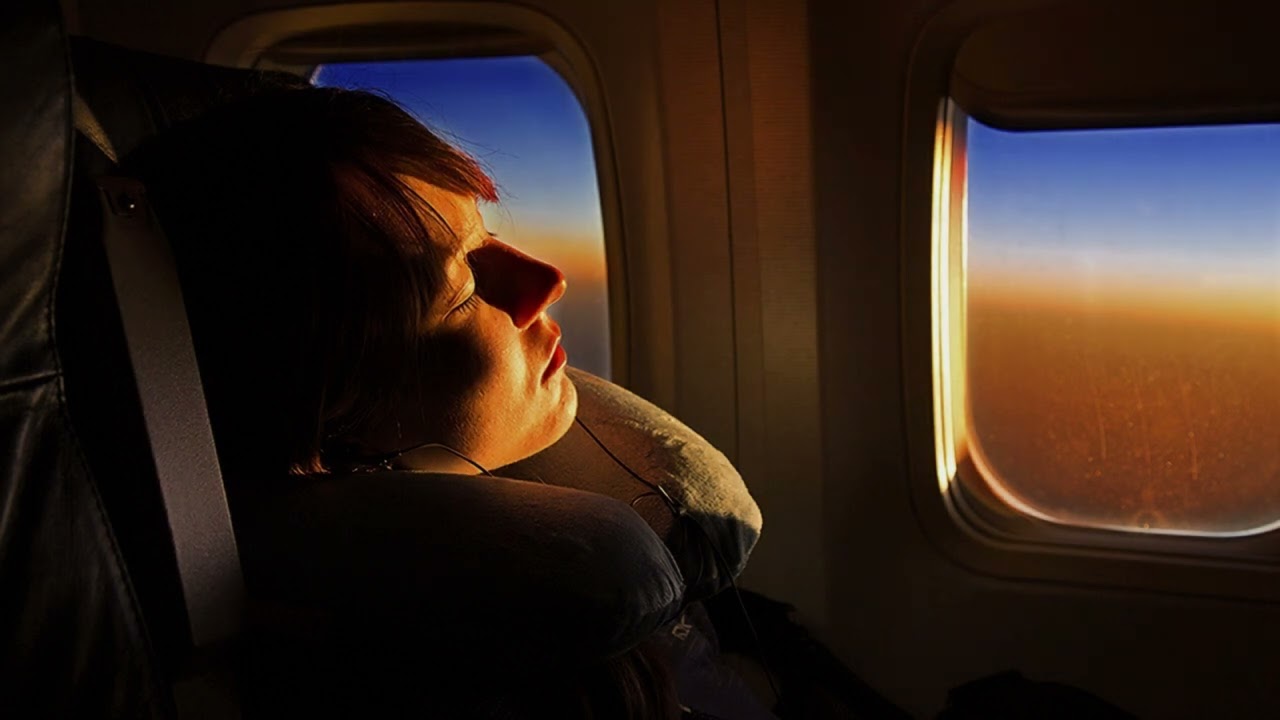 К чему снится видеть самолет. Девушка у иллюминатора. Самолет ночью. Вид из салона самолета. Девушка в самолете.