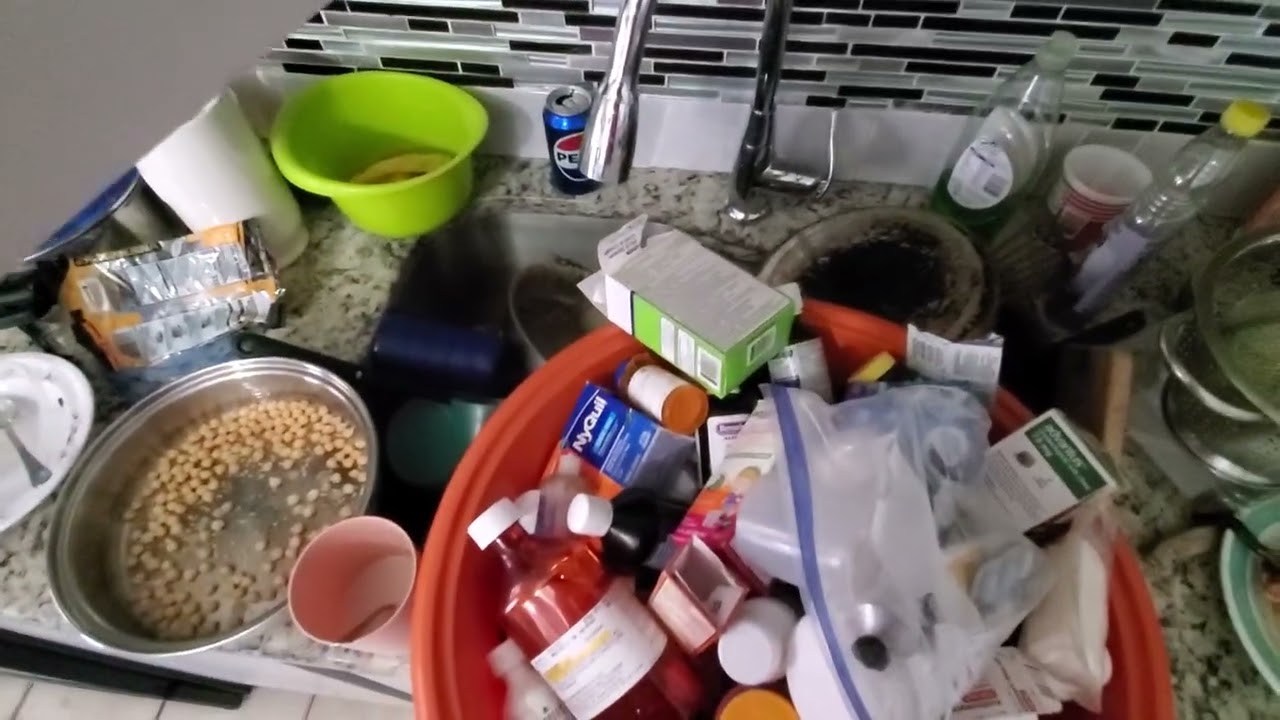 Haciendo  limpieza  en el  gabinete de las medicinas, y es qué  cómo  pueden ver hay mucho medicamen