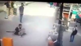 Maymuna Edepsiz El Hareketine Uçan Tekme