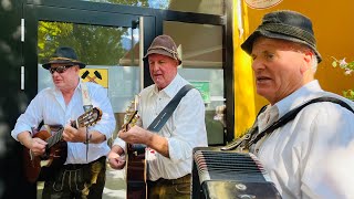 "Bauer sucht Frau" spielen die urigen "Gasteiner Buam" beim Jahreskirchtag in Bad Hofgastein.