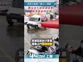 【影片】恐怖工程車「後斗」沒關　網友見小貨車遭重擊：根本絕命終結戰