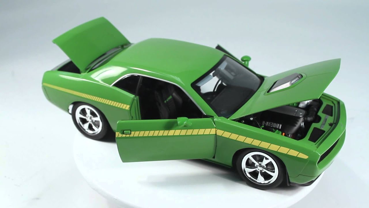 1:18 HIGHWAY61 PLYMOUTH Cuda Concept Car 2009 Vert Sublime/ Rayure Jaune EUR 106,95 - FR
