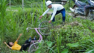 Download Lagu The second day, the poor girl learned to ride a bicycle, the unexpected fall made the engineer pale. MP3 Download Lagu The second day, the poor girl learned to ride a bicycle, the unexpected fall made the engineer pale. MP3