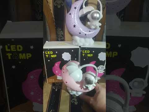 Лампа дитяча 2в1 нічник і настільна світлодіодна гнучка акумуляторна космонавт на місяці, видео 1