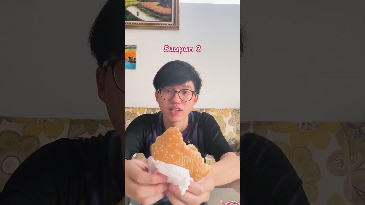 Makan Burger rasa fish fillet edisi roulette 5 suapan 