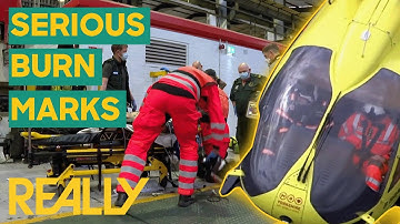 Paramedici helpen een jongeman die onder stroom staat | Helikopter SEH