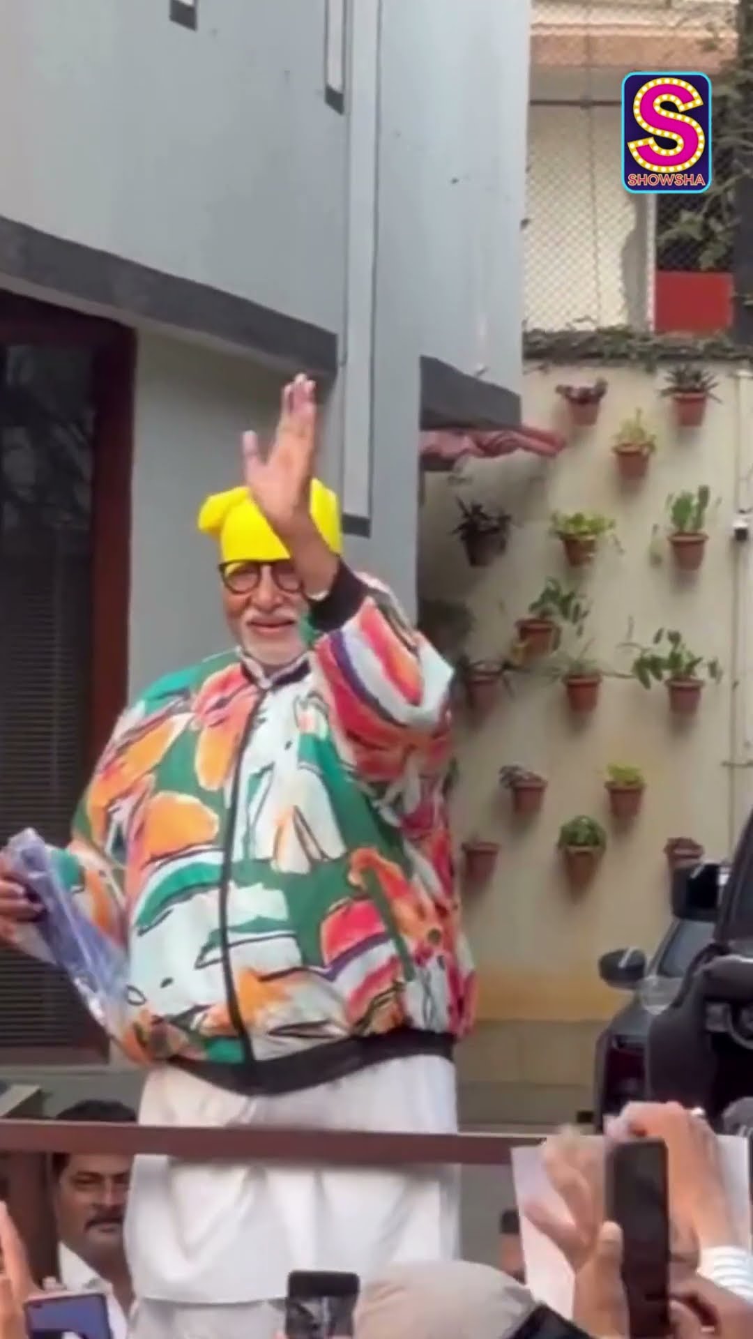 ‘Big-B’ Amitabh Bachchan Does His Sunday Ritual, Meets His Fans In Mumbai | English News | N18S