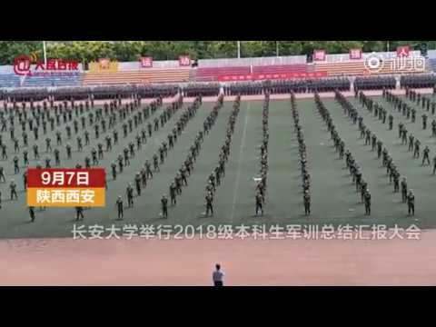 教官领七百学生跳《卡路里》独舞惊艳众人