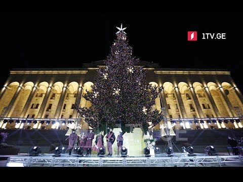 რუსთაველის გამზირზე საახალწლო ნაძვის ხე აინთო
