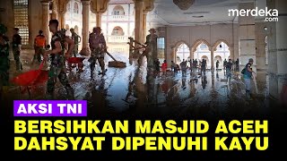 Aksi TNI Bersih-Bersih Masjid Aceh Tamiang, Dahsyat Halaman Dipenuhi Batang Kayu