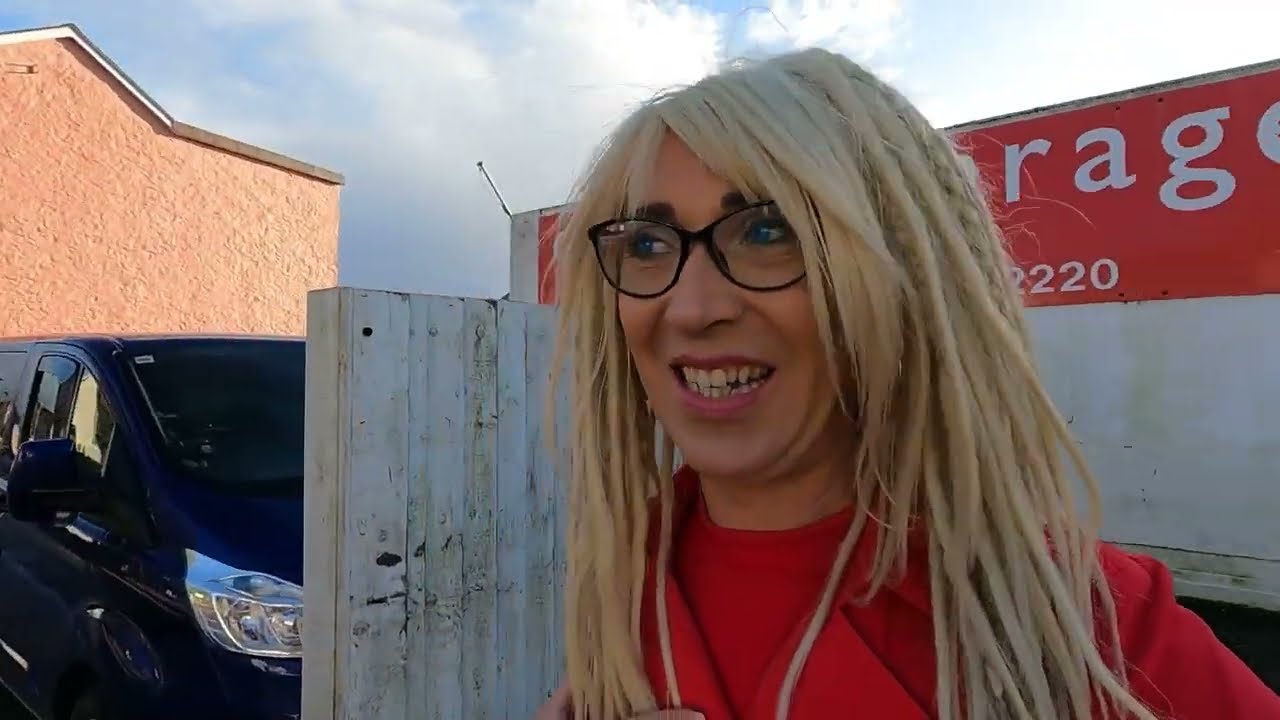 Кроссдрессинг в торговом центре Барнстейплс