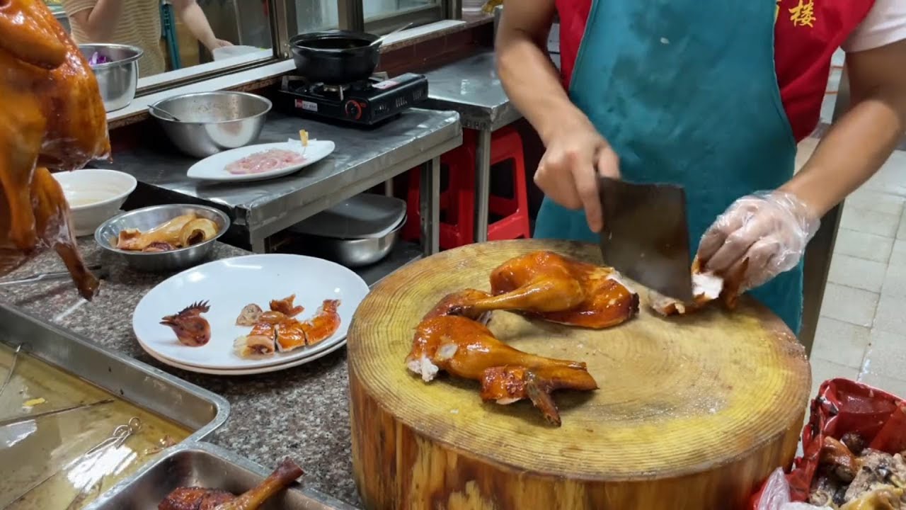 The customer ordered two tables of crispy roast chicken skin crispy meat, delicious and juicy