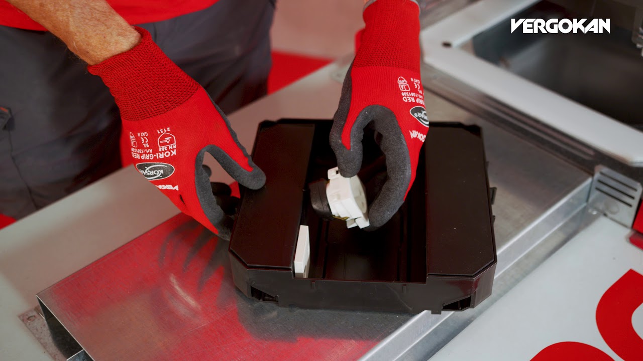 Vergokan Academy (NL): Hoe monteer je een toestellenbeker TSBL3 in een waterdicht klapdeksel?