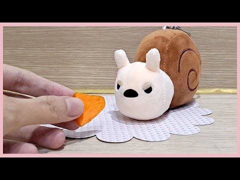 Become friends with a pet doll that hates its owner!