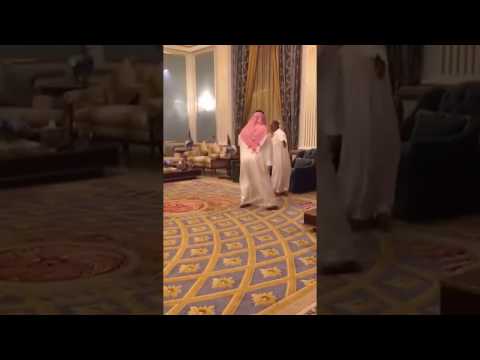 الأمير محمد بن سلمان يزور عمه الأمير مقرن بن عبدالعزيز في قصره بشكل بسيط