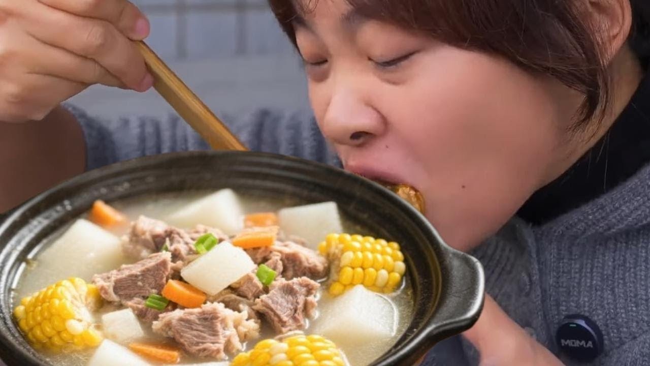 秋妹剁羊大骨燉蘿蔔，肉爛湯白，邊燉邊燙豌豆尖，越吃越熱和，暖心暖胃！ 【顏美食】