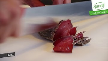 Cắt lát cá hồi bằng dao chuyên dụng sanelli