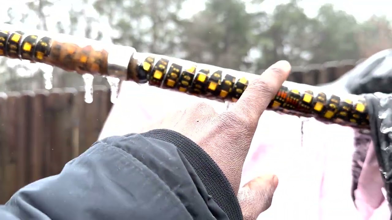 Вертолёт SxS компании SameOleClift замёрз во время ледяного шторма.