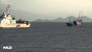 Cảnh sát biển vật lộn sóng dữ cứu ngư dân