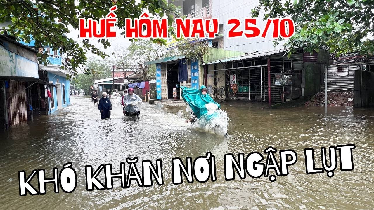 25/10 - Cảnh sống và đi lại khó khăn nơi ngập lụt do mưa bão Fengshen ở Huế