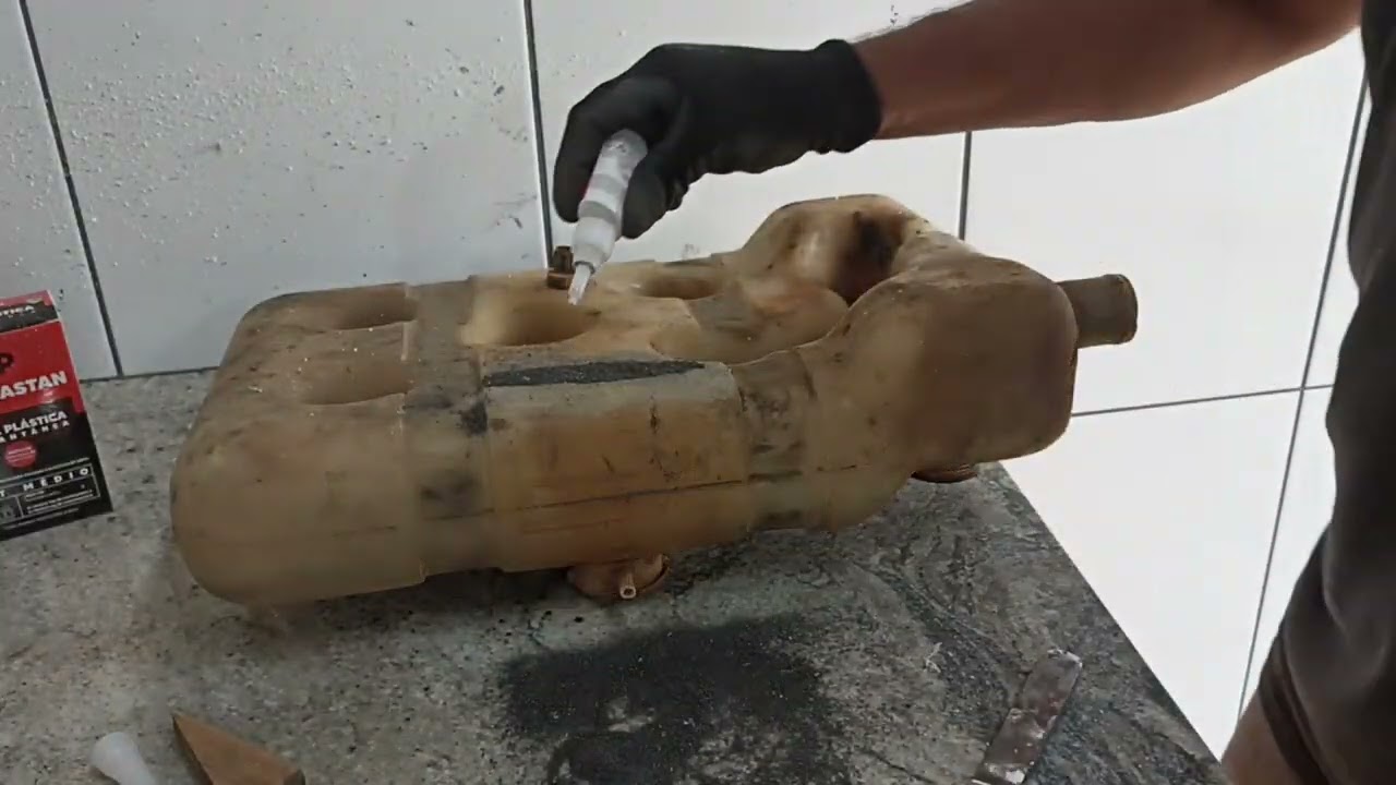 Solda em reservatório de água do radiador de caminhão com HELPLASTAN