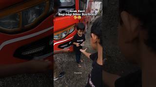 Bocah Kecil Bagi Stiker Bis Basuri Gratis