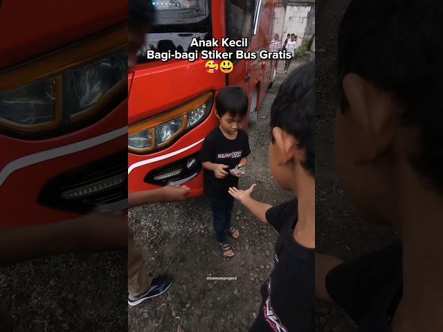 Bocah Kecil Bagi Stiker Bis Basuri Gratis🥰😍 class=