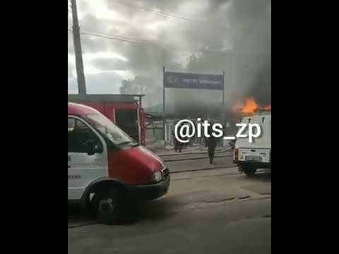 В Запорожье произошел пожар на территории автосалона: огонь тушили 23 спасателя и 6 пожарных машин