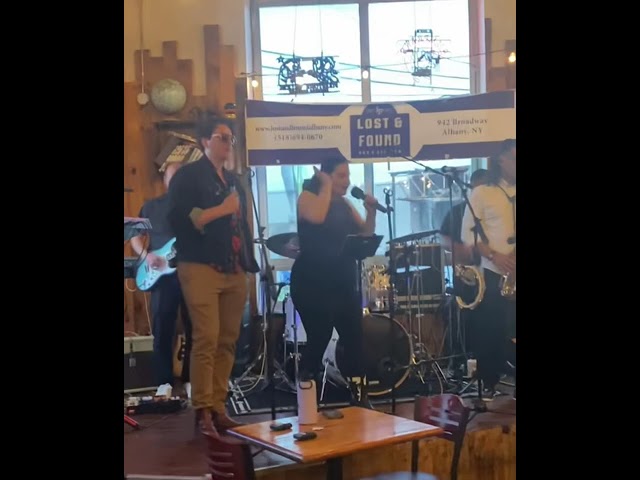 Guarda Esme Sings: RESPECT (Aretha Franklin) Albany, NY su YouTube