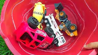 Menemukan mainan mobil balap, truk molen, excavator, tank baja, pesawat, bus telolet, kereta api.