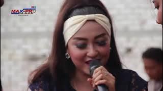 elsa safira @ monata x-trainee japan nango 19 sluke- rembang, ctrl java, indonesia 2016 _clip