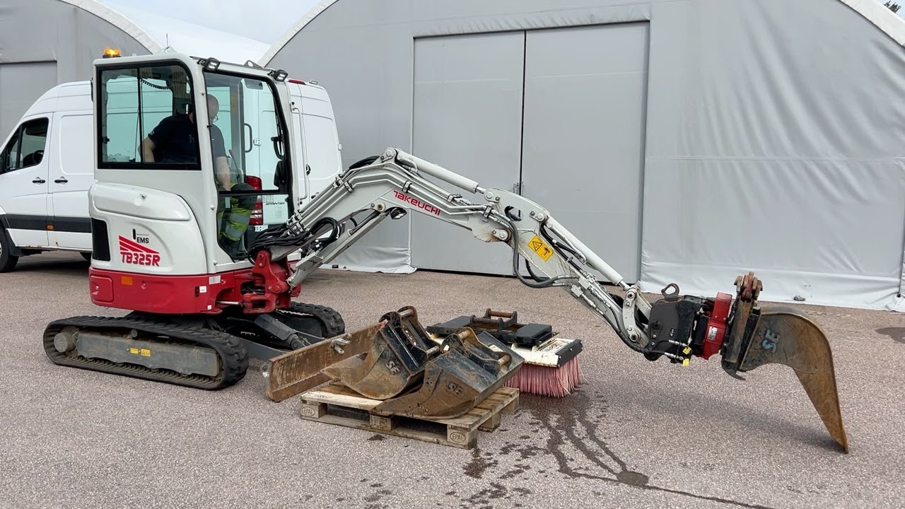 Köp Grävmaskin Takeuchi TB325R med rotator m grip, 3 skopor och sopborste på Klaravik