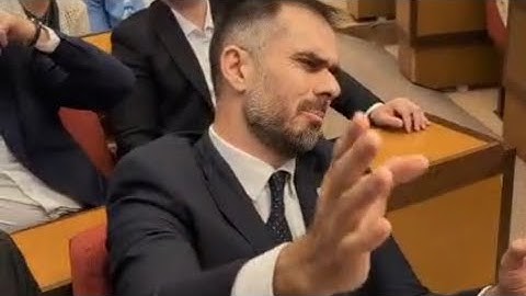 Burno i napeto na sednici grada Novog Sada. Miran Pogačar propituje gradonačelnika i stoji sve vreme