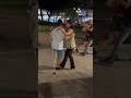 El amor baila tango hoy. Chico sin una pierna baila con su pareja. Buenos Aires, plaza Congreso