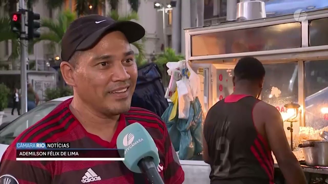 Filas de até uma hora para comprar pipoca e tortas na Praça Cinelândia