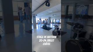 Stage de batterie • 20-24 juillet • Châtel
Stage de batterie • 20-24 juillet 2026 • Châtel
Les inscriptions pour mon stage de batterie sont ouvertes! Ça se passe du 20 au 24 juillet 2026 dans les Alpes à la station de Châtel. RDV ici : https://www.bands-camp.com/allstars (tout en bas de la page, je m’inscris)
Détails du stage :
- Je donne un gros atelier de 3 heures par jour en collectif, où on travaille mes spécialités (styles rock/rock prog, créativité rythmique et musicale, perfectionnement technique, mesures asymétriques, polyrythmies...), mais aussi des techniques générales (breaks, rudiments, souplesse, jeu linéaire, changement et accordage des peaux) et les points que les élèves veulent améliorer personnellement.
- Tous les niveaux sont bienvenus à partir du moment où on sait jouer un peu de batterie, jadapte mes explications et exercices pour que tout le monde puisse sy retrouver.
- Dautres cursus que la batterie sont aussi disponibles (guitare, basse, chant, écriture, ukulélé, piano, coaching scénique), il est même possible de suivre un double cursus (un le matin, un laprès-midi) si vous le souhaitez. Il y a donc plein de musiciens qui se retrouvent au même endroit et qui se rencontrent, des groupes et des amitiés se forment très souvent lors de ces stages!
- En plus de ces 3 heures de cours, il y a des jams sessions tous les jours sur 3h, où tout le monde peut participer et jouer ensemble, ainsi que des ateliers et conférences musicales, et pour finir, des concerts de styles différents tous les soirs. Le tout dans un paysage idyllique, les randonnées disponibles aux alentours sont superbes !
- Le stage est finançable avec le pass culture et aussi l’AFDAS !
Nhésitez pas si vous avez des questions en commentaire :) Stage de batterie • 20-24 juillet • Châtel