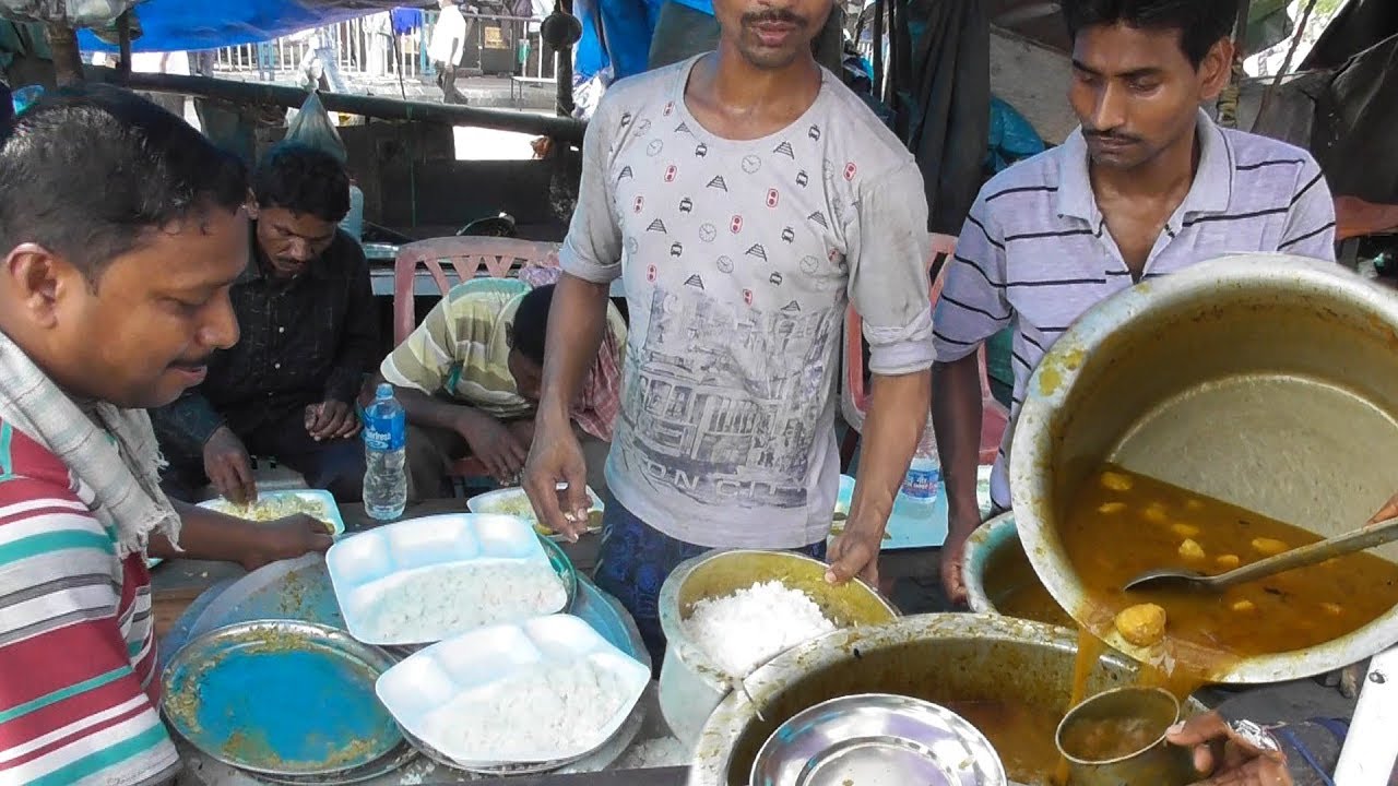 Dim Vat (Rice with Potato Egg Curry) @ 30 rs Plate - Common Man Street Food in Kolkata | Indian Food Loves You