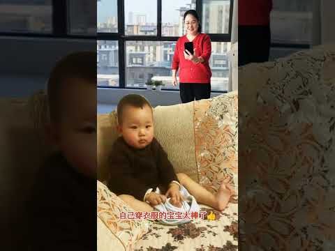 Baby playing is so funny!!😂 履き方がプロすぎるww こんな小さいのに一人でズボン履けるなんて!🤣👶✨