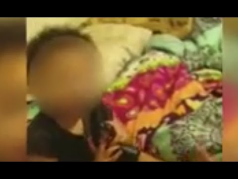 Ni&ntilde;o de un a&ntilde;o de edad juega con una pistola