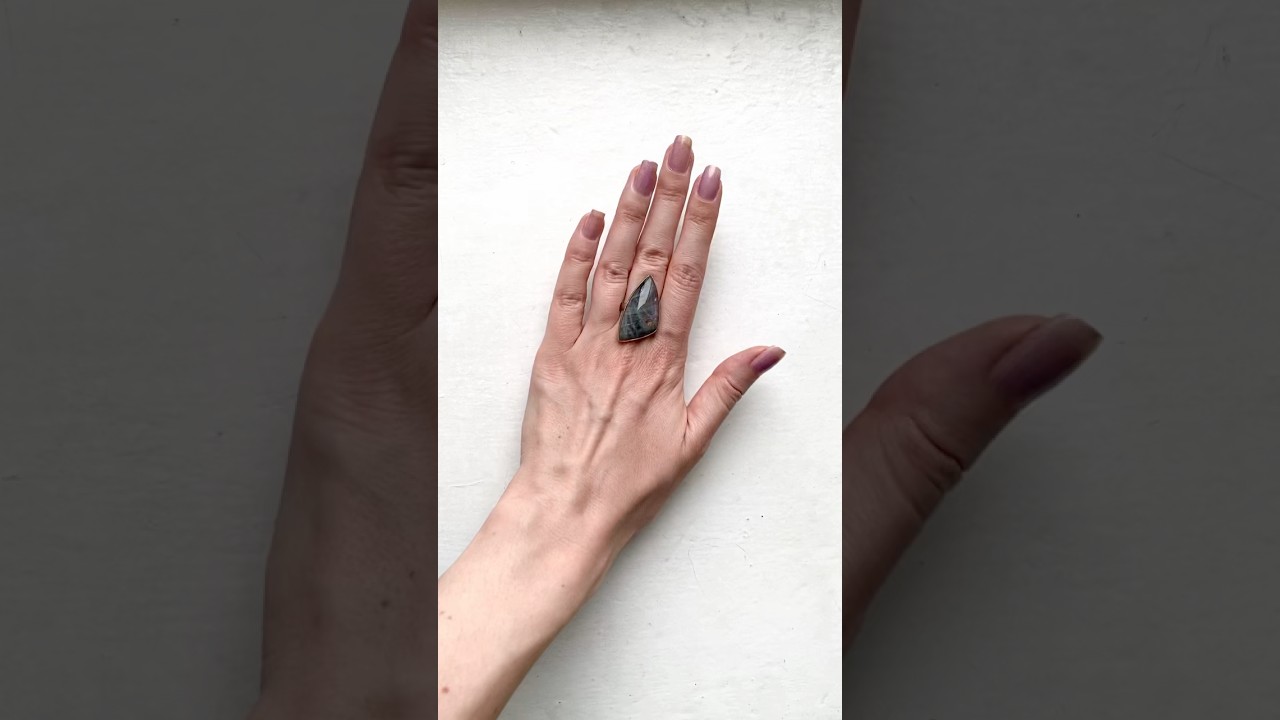 Кольцо с лабрадором розовым треугольное на руке 