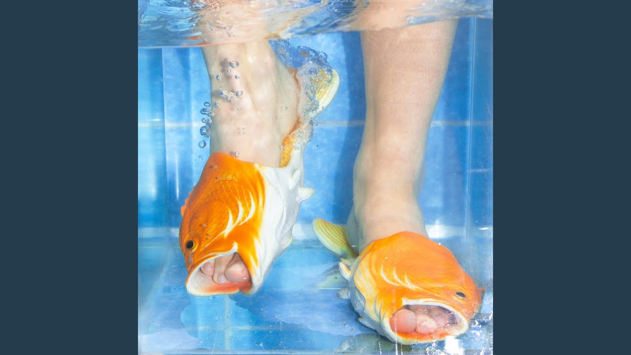 YouTube पर Bloody Hands देखें