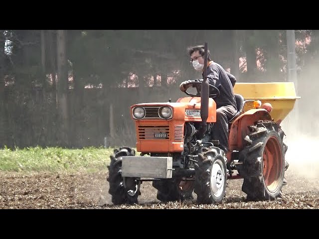 ブロードキャスターで肥料散布…クボタ…機械小僧さんのトラクター運転 