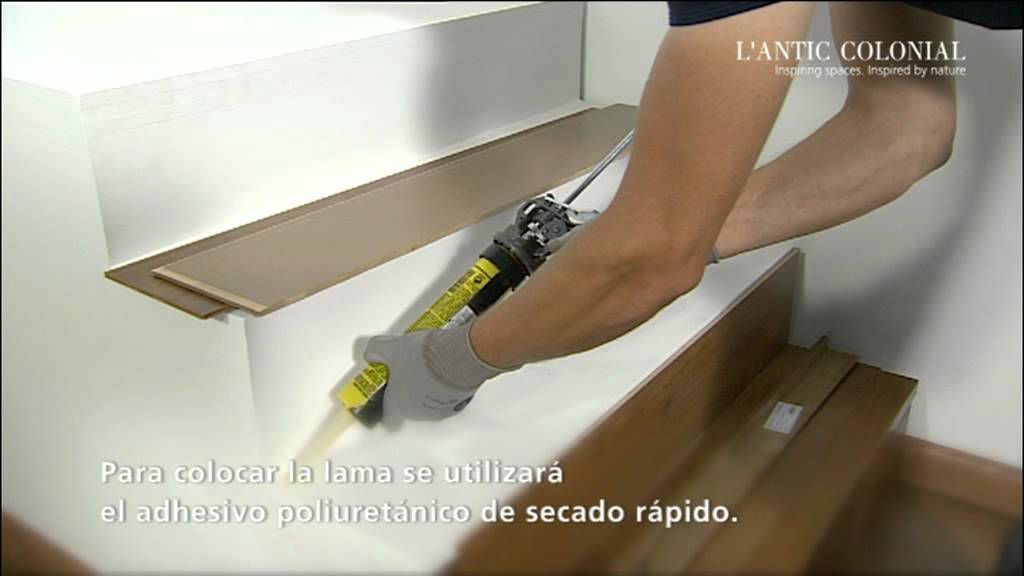 Colocación de un mamperlán de madera natural en una escalera ...
