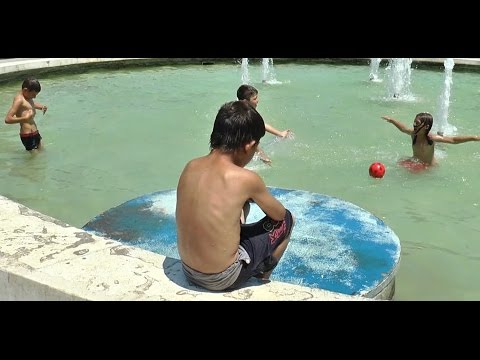 Video: Rrëshqitjet E Pishinës: Rrëshqitje Uji Me Fryrje Dhe Plastikë Për Fëmijët. Çfarë Të Zgjidhni Për Një Pishinë Të Madhe Në Dacha?