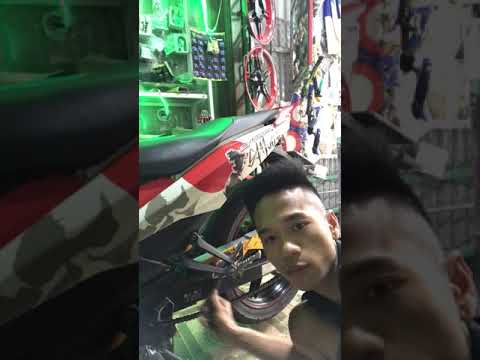Phong decal lên chắn xích cho ex150cc trong vòng 1 nốt nhạc.