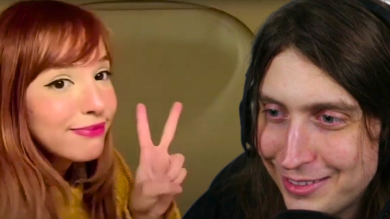 Felca assistindo a Prizzaa no Hotel cápsula