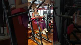 Captain’s Chair knee raises