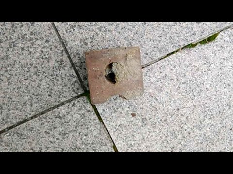 4층 높이서 벽돌 떨어져 행인 다쳐…"누가 던지는 것 봤다" / 연합뉴스TV (YonhapnewsTV)