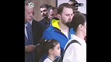 مواطن تركي يفاجأ بوجود أردوغان خلفه في طابور الانتخابات شاهد ردة فعله 